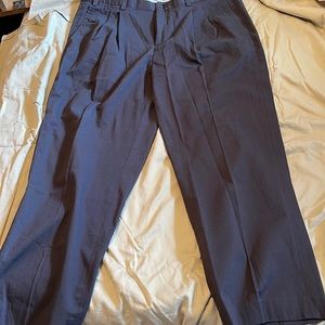 NWT Eddie Bauer mens gray pleated relaxed khaki pants. Size 38